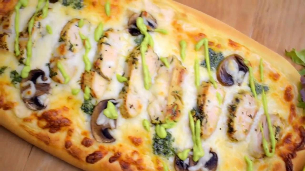 Chicken Pizza will with Avocado Sauce